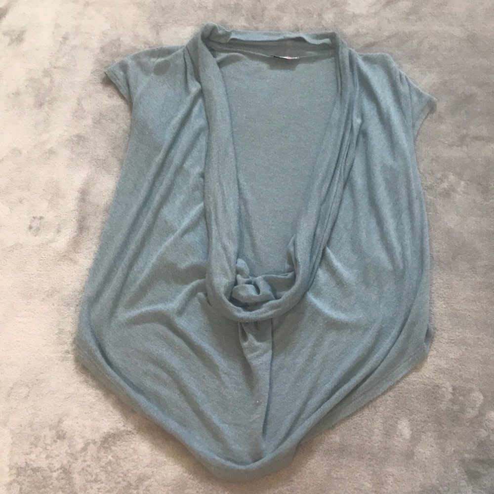 Light bluish gray top